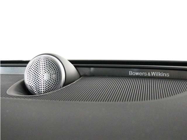 世界のオーディオファン垂涎のBowers＆Wilkinsプレミアムサウンドシステムを搭載。コンサートホールのベストポジションに相当する音場空間を忠実に再現。乗る人すべてに驚きの音響体験を提供します。