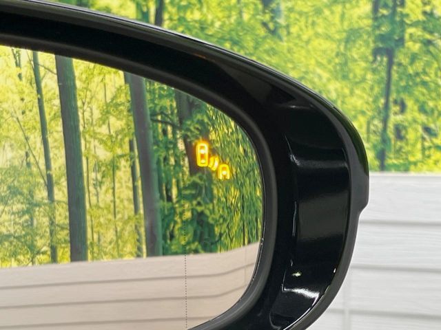 【ブラインドスポットモニター】走行中、ドアミラーの死角になりやすい箇所に後続車が接近するとサイドミラーのレンズに警告を表示！ドライバーに注意喚起をしてくれます。