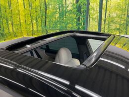 【ムーンルーフ】開放感たっぷりの希少装備、ムーンルーフが装着されています！車内に明かりを取り入れたり景色を楽しむ以外にも、車内の空気も簡単に換気できて快適です！