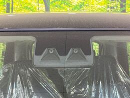 【スマートアシスト】走行中に前方の車両等を認識し、衝突しそうな時は警報とブレーキで衝突回避と被害軽減をアシスト。より安全にドライブをお楽しみいただけます。