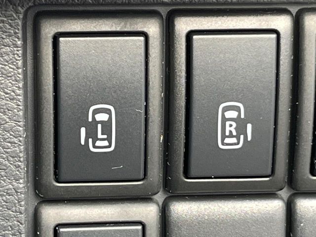 【両側パワースライドドア】スマートキーや運転席のスイッチで後席両側スライドドアの開閉が可能♪電動だから力を入れてドアを開ける必要が無く、小さなお子様でも簡単に開け閉めでき快適です♪