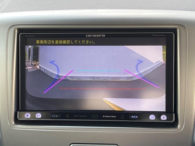 【バックカメラ】駐車時に後方がリアルタイム映像で確認できます。大型商業施設や立体駐車場での駐車時や、夜間のバック時に大活躍！運転スキルに関わらず、今や必須となった装備のひとつです！