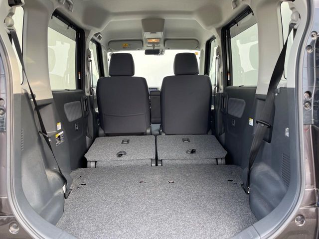 後席を格納すると、これだけの広さが！シーンに合わせたシートアレンジで、大きな荷物も積むことが出来ます♪