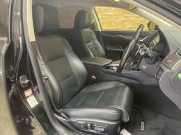 【レザーシート】ならではの高級感あふれる内装がこたわりのアイテム。見た目の高級感とより上質な座り心地をお楽しみください。