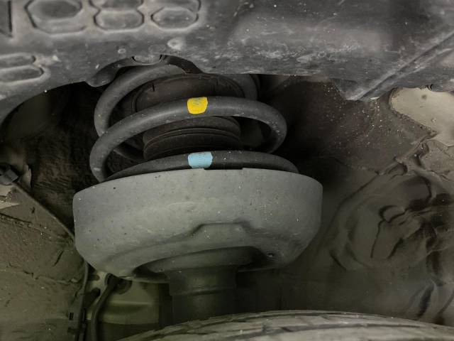 お車を安心してお乗りいただく為には、足回りの定期点検が欠かせません。サービスサポート（有償保証）では無料点検もご提供しており、安心のカーライフをお過ごしいただけるサポート体制が整っています。