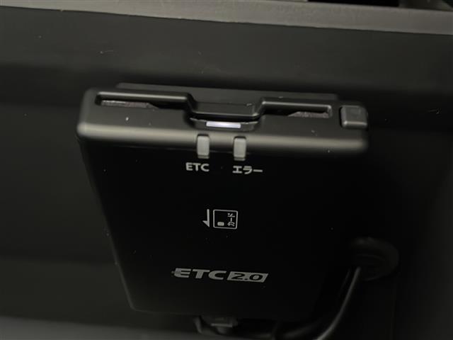 【ETC】有料道路を利用する際に料金所で停止することなく通過できる、ETC車載器（ノンストップ自動料金収受システム機器）が装備されています。セットアップを行うことで利用可能になります。