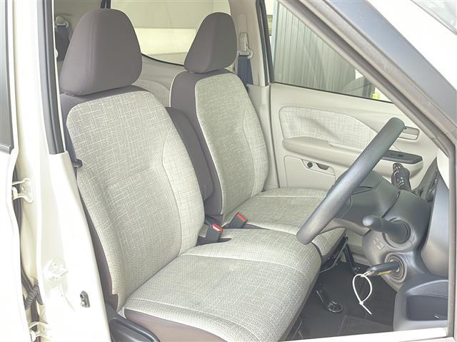 【運転席】座り心地が良いシートなので長時間の運転でも快適にお過ごしいただけます。新品のフロアマットのご注文も可能です。掲載箇所以外にご希望の写真がございましたらお気軽にお問い合わせ下さい。