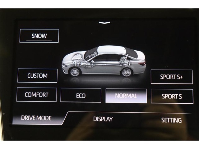 雪道発進時の強い味方「SNOW」への切替えが可能です。ECO・NORMAL・SPORT・COMFORT・自分好みの設定ができるCUSTOMなど、気分や走行状況に合わせてドライブモードが選べます。