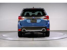 バックカメラ、後退時ブレーキアシストを装備。