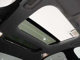【サンルーフ】閉塞的な空間になりがちな車内の中で、開放感を与えてくれるサンルーフは大人気の装備です！
