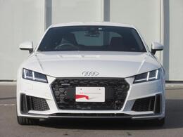 Audiデザインの特徴であるシングルフレームグリルが存在感を主張します。
