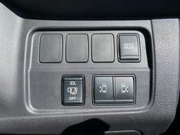 左右どちらからでも乗り降りO,K更に車内からは運転席の開閉スイッチで車外からはドアハンドル操作やインテリキーについている開閉ボタンでも開閉◎挟み込み防止機能で更に安心です（＾＾）