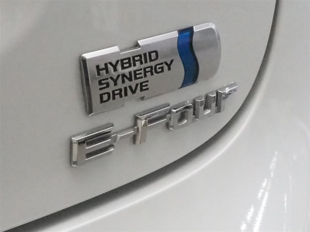 【ハイブリッドE-Four】最新の電子制御4WDとハイブリッド技術を組み合わせ、街乗りからレジャーまで幅広く活躍してくれます。