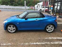 赤いDマークの看板が目印！県道307号線庚申口信号を曲がり草津伊賀4号線を三重県方面に進むと見えてきます。