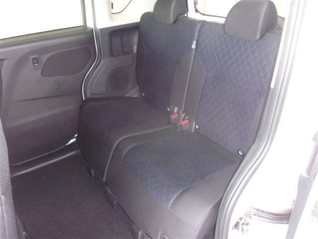 ゆとりある広々とした車内空間は、ドライブを始め買い物やレジャーなど、幅広く活躍します。一人でもみんなとでもお出かけを楽しみましょう！