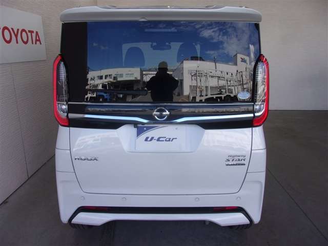 バックカメラが付いているので後方確認が非常にしやすいです。今や運転初心者も熟練者も必須装備！
