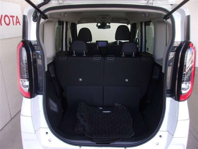 開口部の広いラゲージスペースは、大きな荷物もラクラク積み込めます。