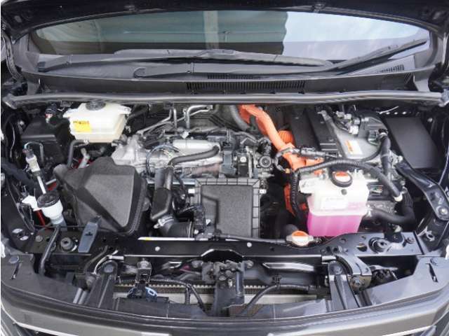 エンジンは車の心臓部分です。このエンジンルームが汚いとトラブルの基になります。当店は専用の液剤を使って徹底的に綺麗にします。