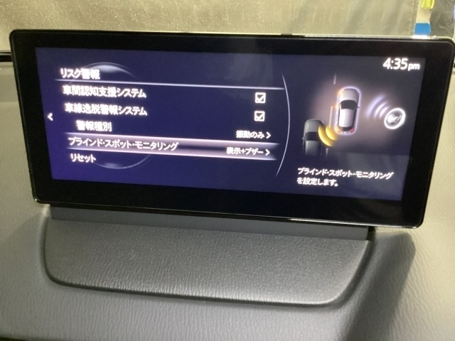 後方左右の死角に入ってしまった車両をセンサーが感知しドライバーにお知らせしてくれるブラインドスポットモニタリングシステム。高速の合流などでも安心できます。