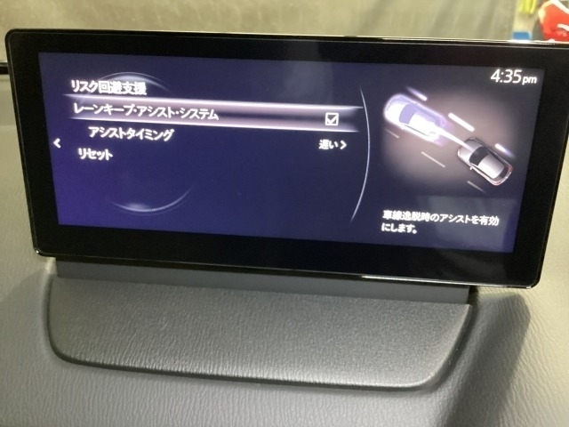 ハンドル操作をアシストすることにより車線からの逸脱回避を支援します。