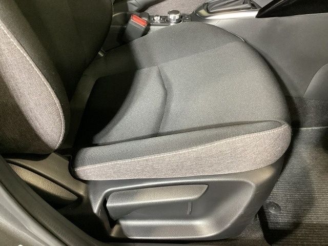 運転席にはドライバーの体型や好みに応じて前後方向だけでなく、高さの調整ができるシートリフターを装備！