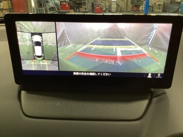 狭い場所での駐車やすれ違いなどでより的確な運転操作に役立つ360°ビューモニターが装備されています。