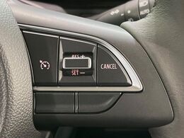 【クルーズコントロール】高速道路もラクラク走行。アクセルを離しても一定速度で走行ができ、長距離運転時の負担を軽減！加速・減速も簡単なスイッチ操作で調整できます。