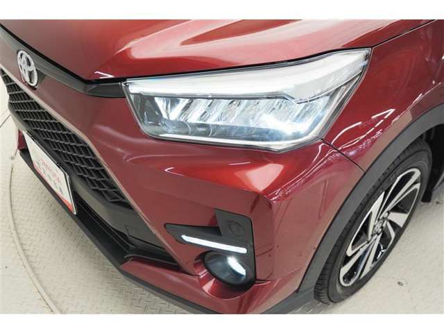 LEDヘッドライトです。デザイン性がよくとても明るいので、夜間の走行や悪天候でも安心です。しかも長寿命！