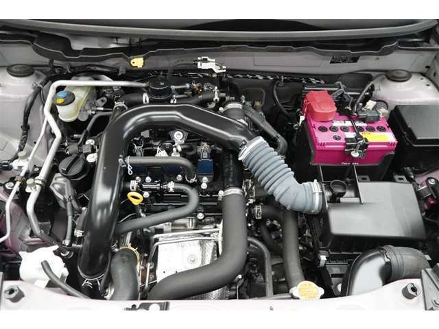 エンジンルームの樹脂部分は丁寧に磨いてツヤをだしています。当社の中古車のエンジンルームクリーニングはとても自信があります★