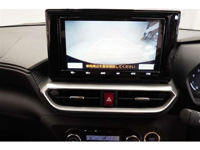 バックモニターがあれば車庫入れ時など、後ろが確認できて安心です。運転に自信がない方にはおすすめの装備です。ただし、バック時目視での確認も忘れずに。