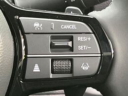 【アダプティブクルーズコントロール】高速道路での長距離走行が楽に！！自動で速度を保つクルーズコントロールが、衝突軽減システムと連携し、前方の車両を感知して車間を保つように速度調節してくれます！！