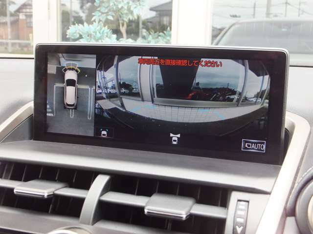 メーカーオプション設定【パノラミックビューモニター】車両を上から見たような映像をナビ画面に表示。運転席からの目視だけでは見にくい車両周辺の状況をリアルタイムでしっかり確認できます。