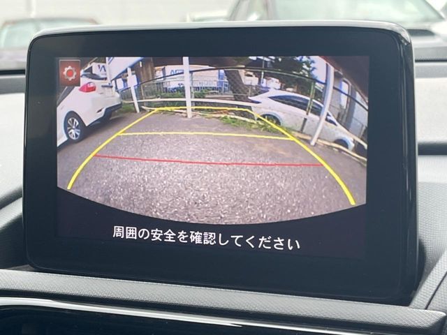 【バックカメラ】駐車時に後方がリアルタイム映像で確認できます。大型商業施設や立体駐車場での駐車時や、夜間のバック時に大活躍！運転スキルに関わらず、今や必須となった装備のひとつです！
