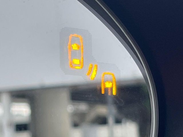 【ブラインドスポットモニタリング】走行中、ドアミラーの死角になりやすい箇所に後続車が接近するとサイドミラー付近に警告を表示、ドライバーに注意喚起をしてくれます。
