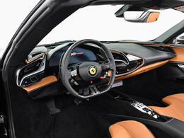 内装はCuoioを選択しております。ダッシュボード上部はブラックになっており、ツートンインテリアカラーです。弊社ではクリーニングを実施し、清潔な状態でお客様へデリバリーさせて頂きます。