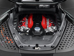 V8ツインターボプラグインハイブリッドになります。V8気筒歴代トップの出力になります。モーターで始動をするので、早朝時や深夜の始動も気にせずに発進できます。