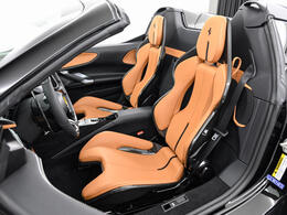 カーボンファイバーレーシングシートを選択しております。大変レーシーな仕上がりとなっております。ホールド性も良く、街乗りからサーキットまで幅広くお使いいただけます。