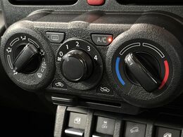 寒い冬も暑い夏も全席に快適な空調を届けてくれる、ダイヤル式エアコンを装備♪