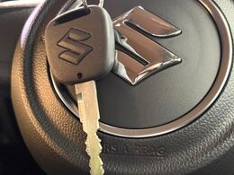 【キーレス】少し離れた場所からでもボタン一つでドアの開錠・施錠ができるのでとっても便利！ドアの鍵穴周りに傷をつけることもありません♪