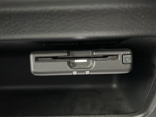 【ETC】有料道路を利用する際に料金所で停止することなく通過できる、ETC車載器（ノンストップ自動料金収受システム機器）が装備されています。セットアップを行うことで利用可能になります。