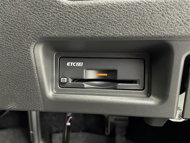 【ETC】有料道路を利用する際に料金所で停止することなく通過できる、ETC車載器（ノンストップ自動料金収受システム機器）が装備されています。セットアップを行うことで利用可能になります。