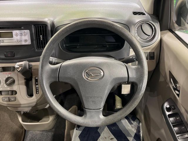 インテリアに合わせたデザインのステアリングは、運転される方のことも考え、運転しやすい形状、大きさです。是非一度、実際に触ってお確かめください。