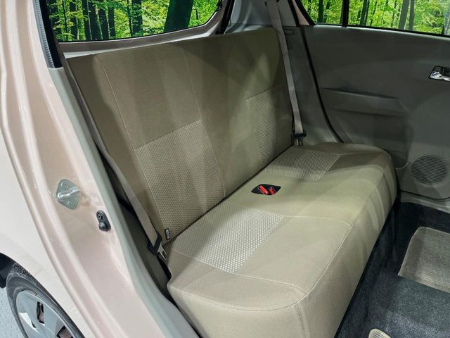 後部座席も気になるようなキズ・汚れやへたり等、大きなダメージはなく、良好な状態です。