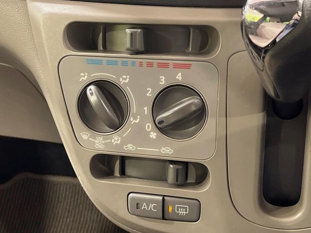 寒い冬も暑い夏も全席に快適な空調を届けてくれる、ダイヤル式エアコンを装備♪