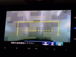 【バックカメラ】運転が苦手な方も車庫入れラクラクです！ギアをリバースに入れれば自動的にモニターが切り換わりますので、面倒な操作は不要です。狭い駐車場もお車を傷つけず安心です！