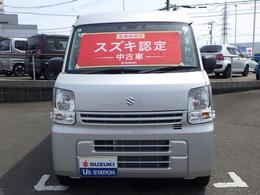 エブリィバンは人が働きやすさを追及して設計をしました。操作しやすく乗り降りしやすく小回りの良さが魅力です。この車両は4WDになります。