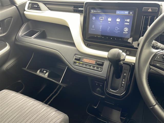 【グローブボックス】車検証ケースや、日頃使う小物類の収納に便利ですね！