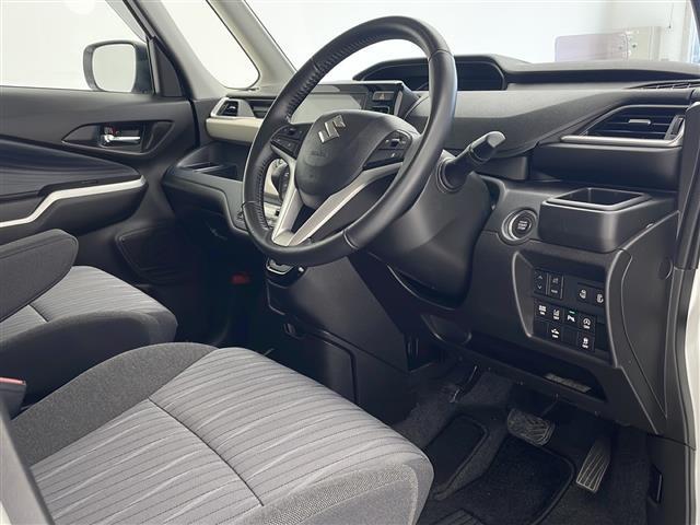 【運転席】座り心地が良いシートなので長時間の運転でも快適にお過ごしいただけます。新品のフロアマットのご注文も可能です。掲載箇所以外にご希望の写真がございましたらお気軽にお問い合わせ下さい。