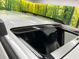 【サンルーフ】開放感たっぷりの希少装備、サンルーフが装着されています！車内に明かりを取り入れたり景色を楽しむ以外にも、車内の空気も簡単に換気できて快適です！