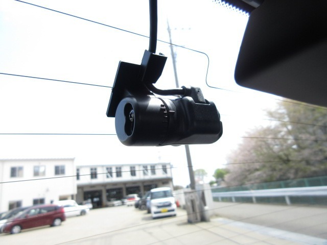 【リアドライブレコーダー】後方からのあおり運転や、万が一の事故にあった場合でも、ドライブレコーダーがその瞬間の映像を記録しています！事故だけでなく、楽しいお出かけの風景なども録画してくれています。